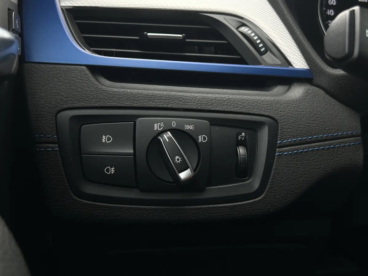 sDrive18i M-Sport | Pano | HUD | Trekhaak | Cruise Control | Achteruitrijcamera | Elektrisch bedienbare achterklep | Elektrisch bedienbare achterklep met sensorsturing
