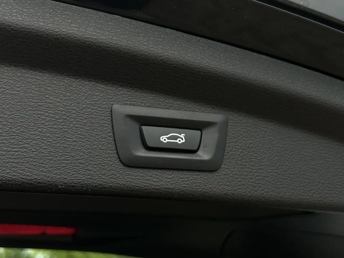 sDrive18i M-Sport | Pano | HUD | Trekhaak | Cruise Control | Achteruitrijcamera | Elektrisch bedienbare achterklep | Elektrisch bedienbare achterklep met sensorsturing