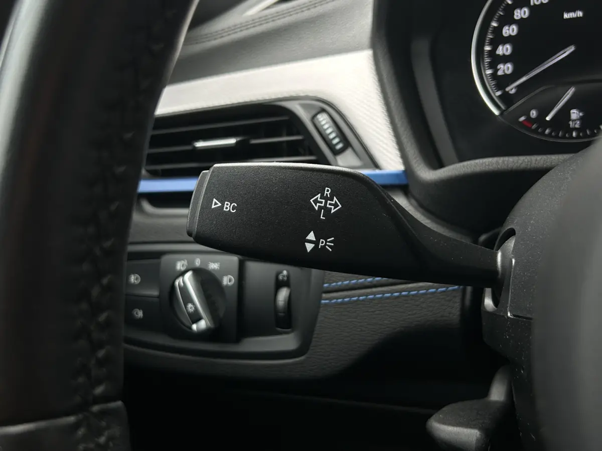 sDrive18i M-Sport | Pano | HUD | Trekhaak | Cruise Control | Achteruitrijcamera | Elektrisch bedienbare achterklep | Elektrisch bedienbare achterklep met sensorsturing