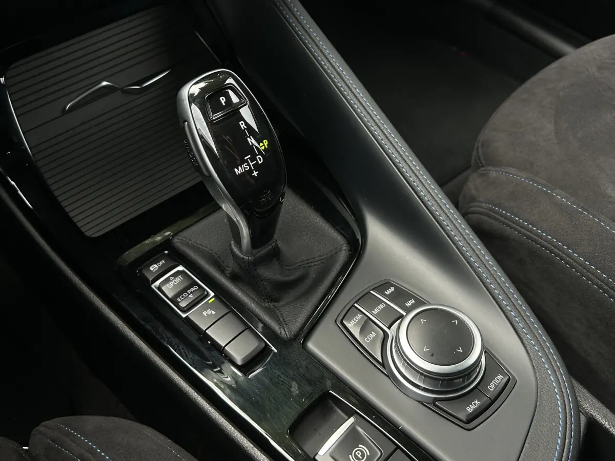 sDrive18i M-Sport | Pano | HUD | Trekhaak | Cruise Control | Achteruitrijcamera | Elektrisch bedienbare achterklep | Elektrisch bedienbare achterklep met sensorsturing