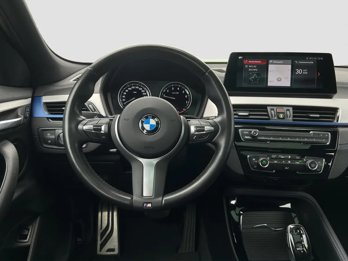 sDrive18i M-Sport | Pano | HUD | Trekhaak | Cruise Control | Achteruitrijcamera | Elektrisch bedienbare achterklep | Elektrisch bedienbare achterklep met sensorsturing