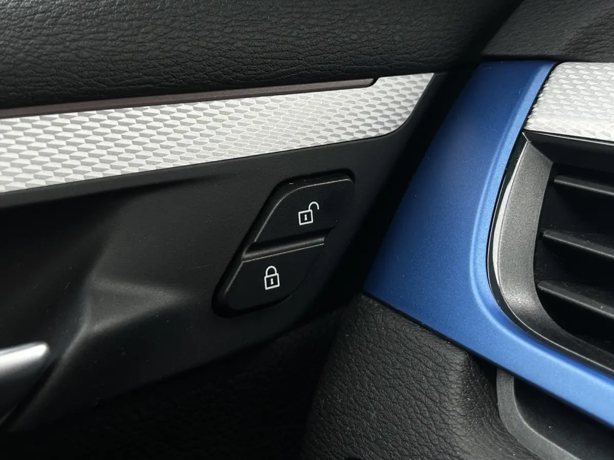 sDrive18i M-Sport | Pano | HUD | Trekhaak | Cruise Control | Achteruitrijcamera | Elektrisch bedienbare achterklep | Elektrisch bedienbare achterklep met sensorsturing