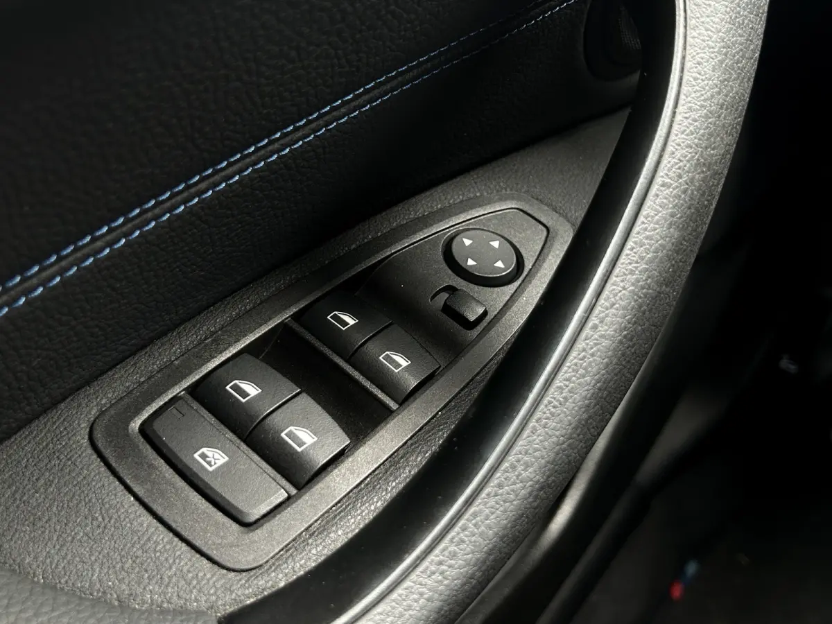 sDrive18i M-Sport | Pano | HUD | Trekhaak | Cruise Control | Achteruitrijcamera | Elektrisch bedienbare achterklep | Elektrisch bedienbare achterklep met sensorsturing