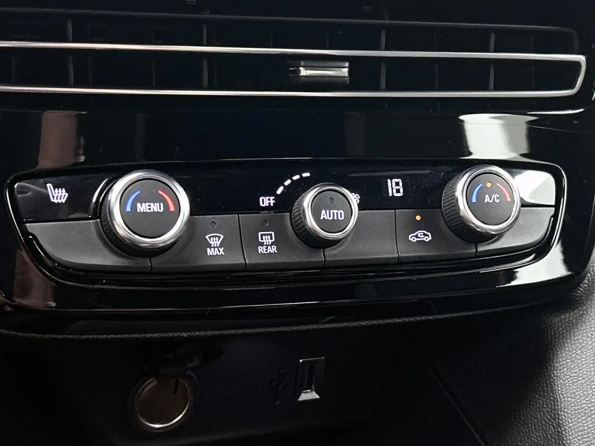 1.2 Turbo GS Line | TREKHAAK | Keyless | Dodehoekdetectie | Adaptieve Cruise Control | Achteruitrijcamera | Stoel-stuur Verwarming | VOL!!