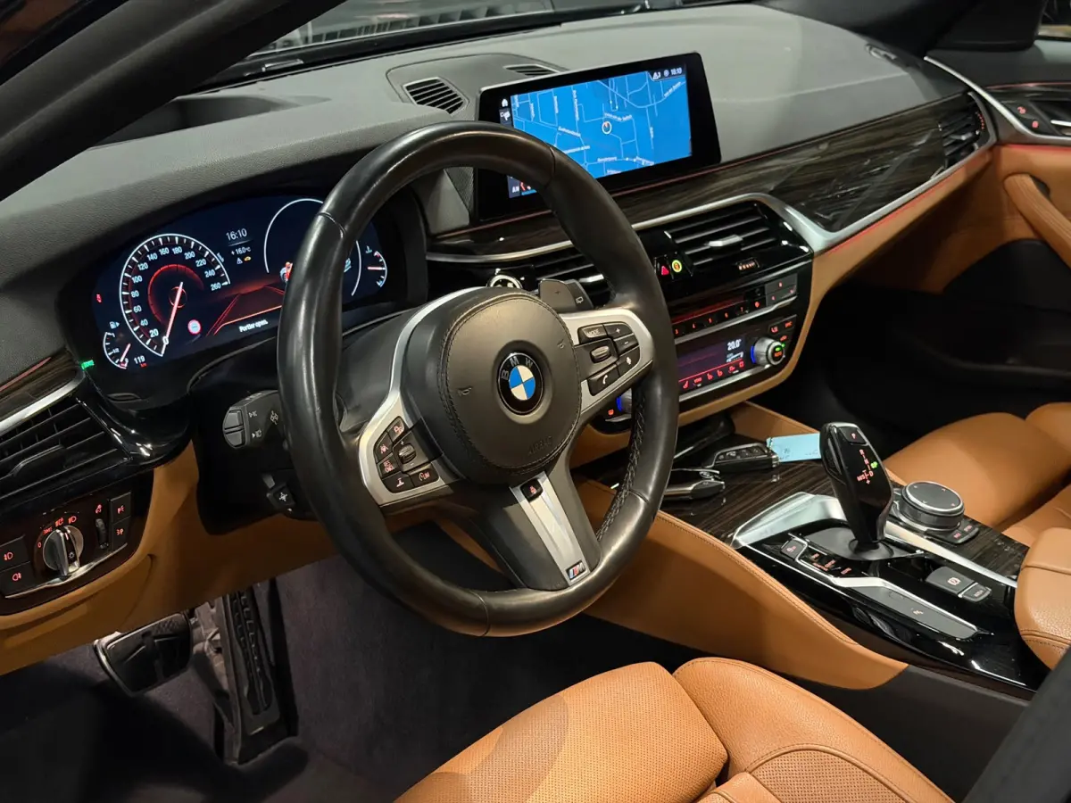 540i xDrive High Executive M-Pakket LED/PANO/NAVI/ACC/LEDER/ADAPTIVE/TREKHAAK/STOELVERW+KOELER/STUURVERW/MEMOR