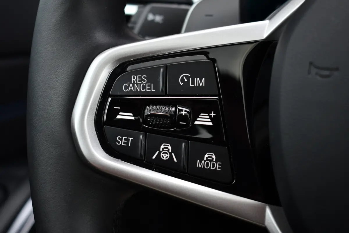 320i M-Sport LCI-2 Dravit Pano ACC 360 HUD 19inch El-klep
