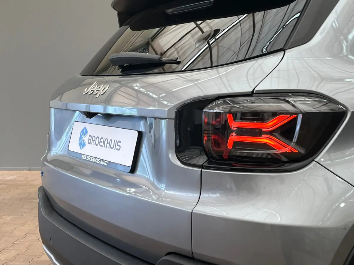 Summit 54kWh Full 156pk 18"Lichtmetaal | Adaptive Cruise | Climate Controle | Keyless Start | Carplay | LED | Digitaal Dashboard | 11 kW lader | Achteruitrijcamera | Airco (automatisch)