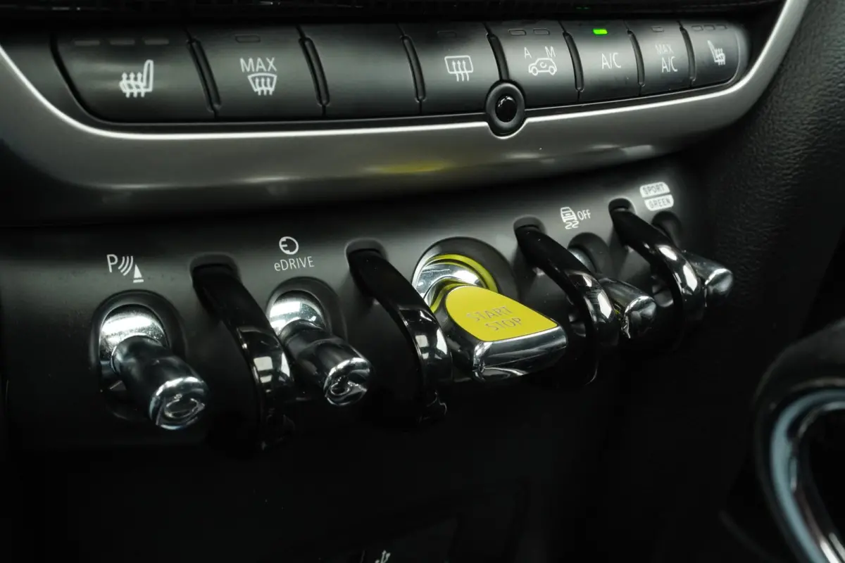 1.5 Cooper ALL4+Pano-dak+volleder+19"Lmv+Elek-Klep+Trim/Serious-Pakket+camera+navi+thunder-grey+Harman-Kardon