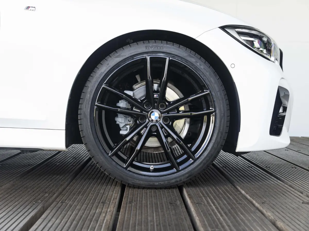 318i | High Executive | M Sportpakket | 19 inch | Parking Pack | HiFi | Sportstoelen | Stoelverwarming | Achteruitrijcamera
