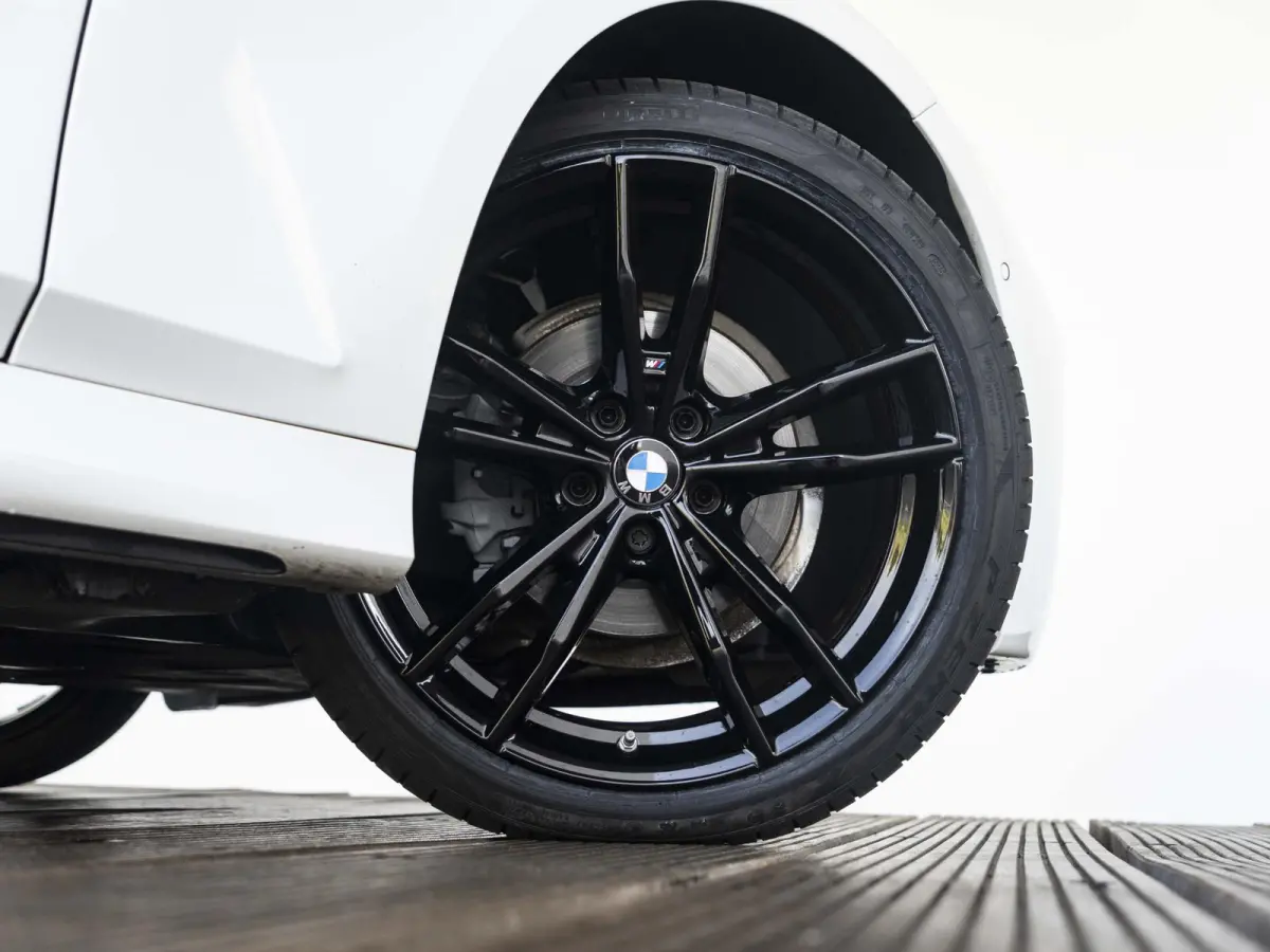 318i | High Executive | M Sportpakket | 19 inch | Parking Pack | HiFi | Sportstoelen | Stoelverwarming | Achteruitrijcamera