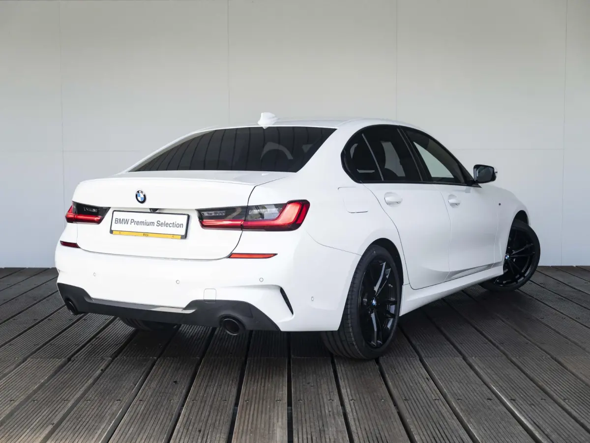 318i | High Executive | M Sportpakket | 19 inch | Parking Pack | HiFi | Sportstoelen | Stoelverwarming | Achteruitrijcamera