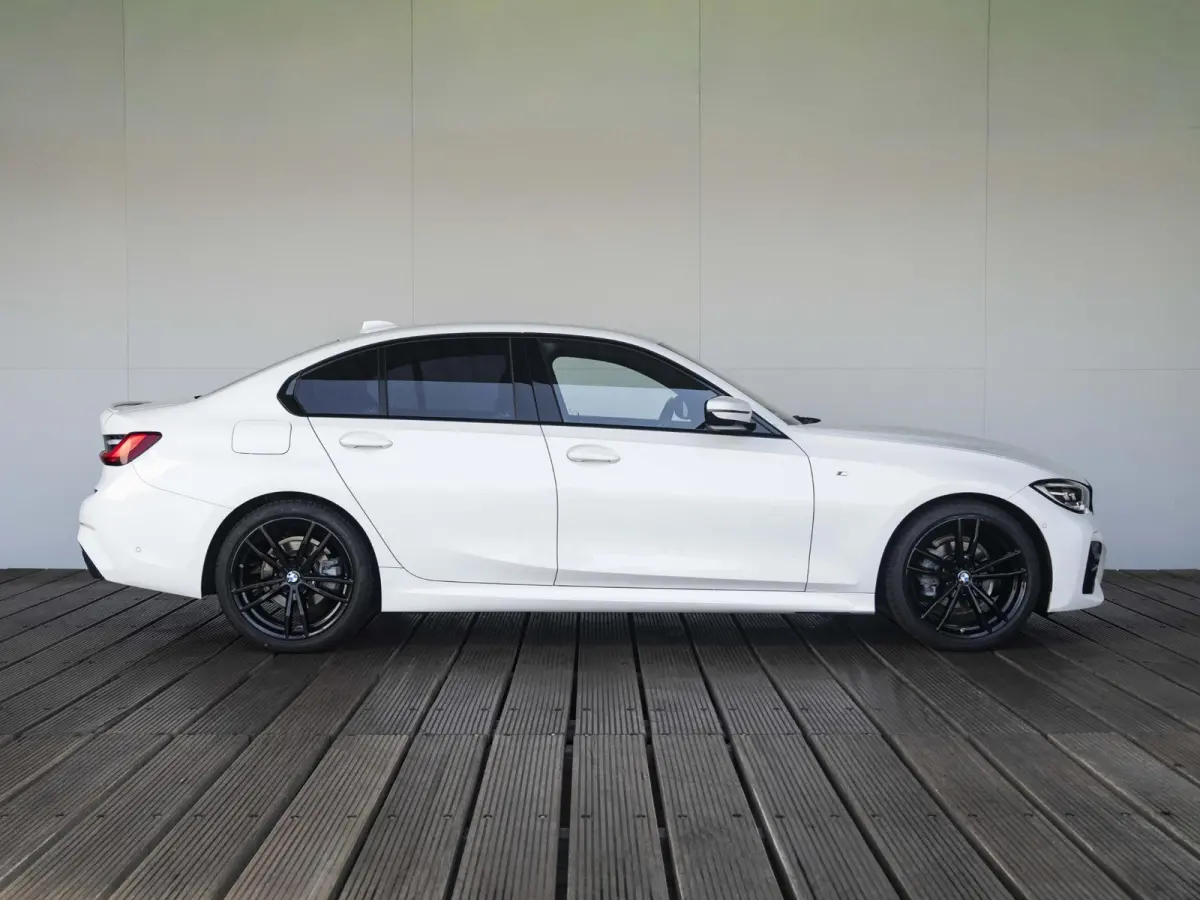 318i | High Executive | M Sportpakket | 19 inch | Parking Pack | HiFi | Sportstoelen | Stoelverwarming | Achteruitrijcamera