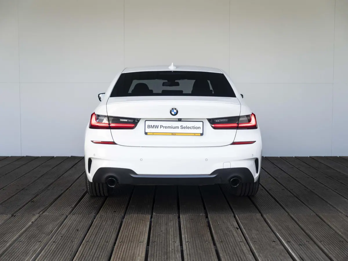 318i | High Executive | M Sportpakket | 19 inch | Parking Pack | HiFi | Sportstoelen | Stoelverwarming | Achteruitrijcamera