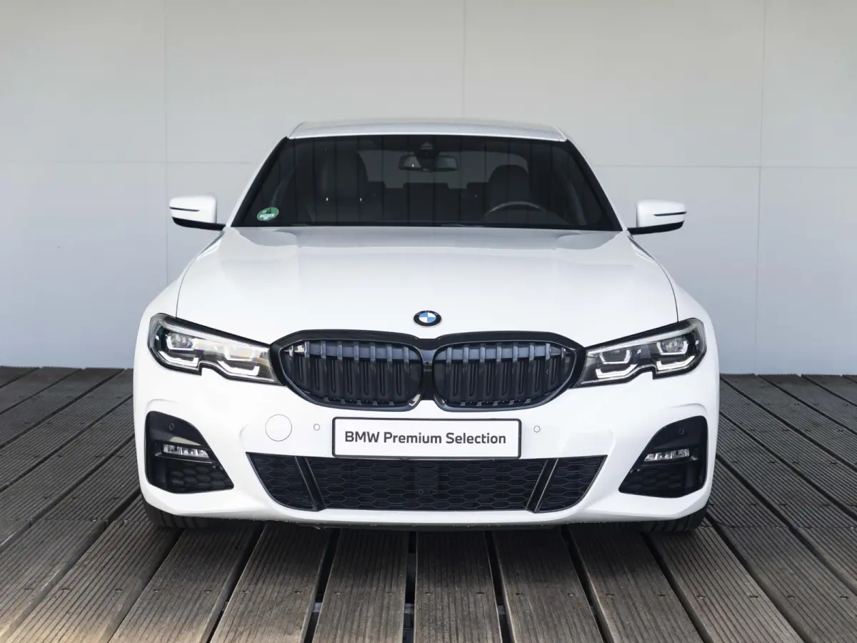 318i | High Executive | M Sportpakket | 19 inch | Parking Pack | HiFi | Sportstoelen | Stoelverwarming | Achteruitrijcamera