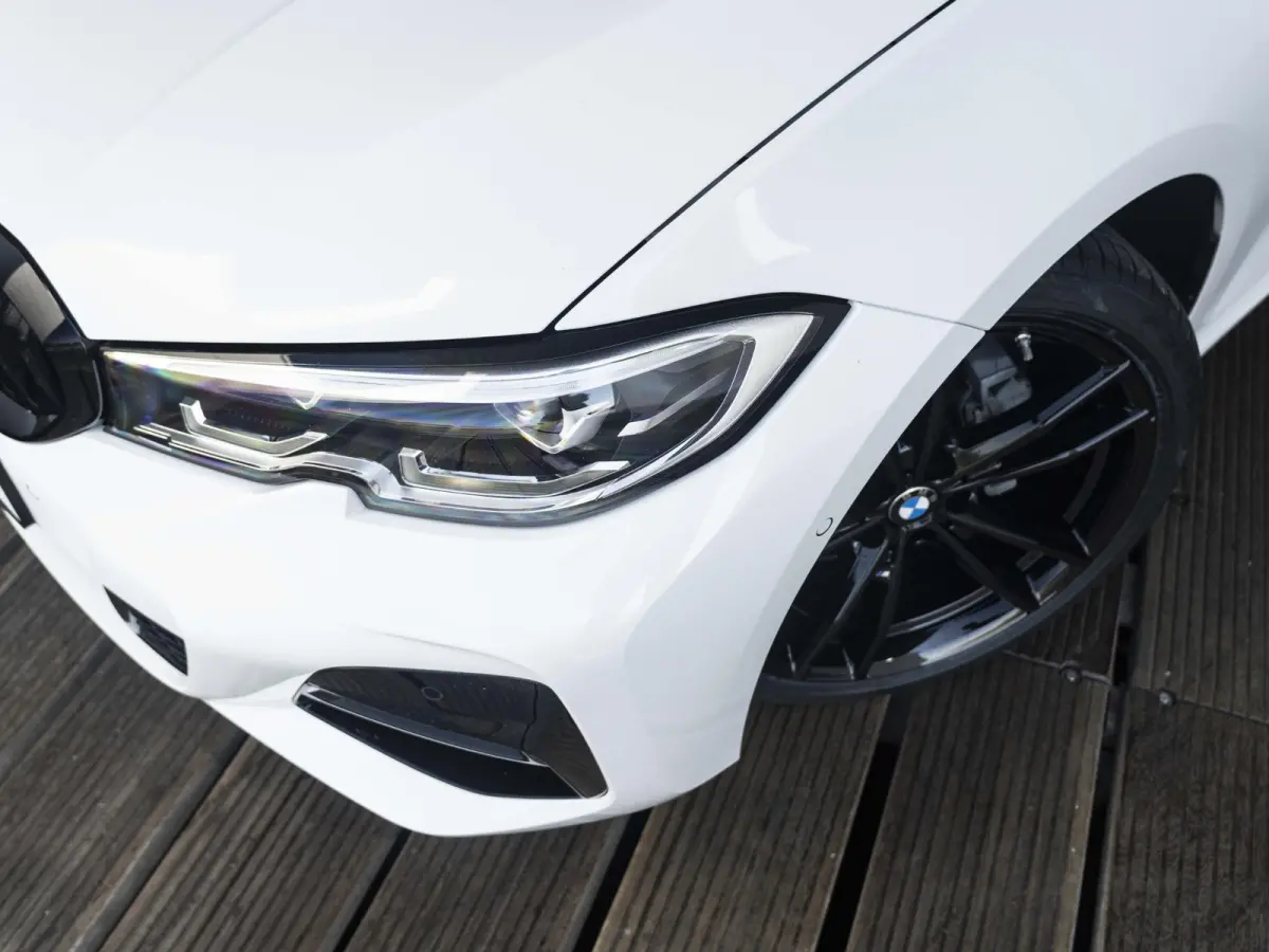 318i | High Executive | M Sportpakket | 19 inch | Parking Pack | HiFi | Sportstoelen | Stoelverwarming | Achteruitrijcamera