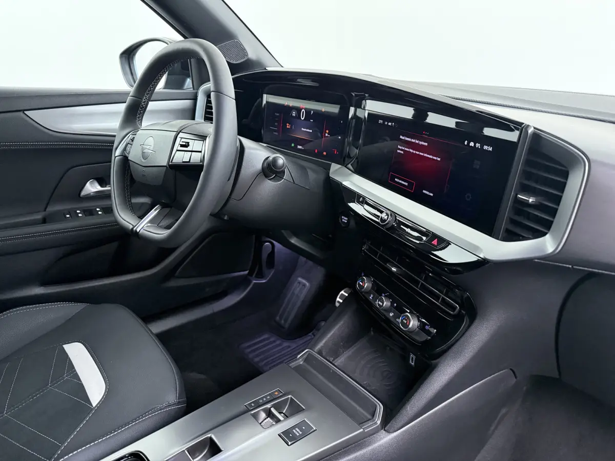 1.2 Turbo Hybrid GS / Alcantara / Navigatie / Camera / Parkeersensoren / Stuur -en Stoelverwarmd / Keyless / Carplay / 17'' LMV