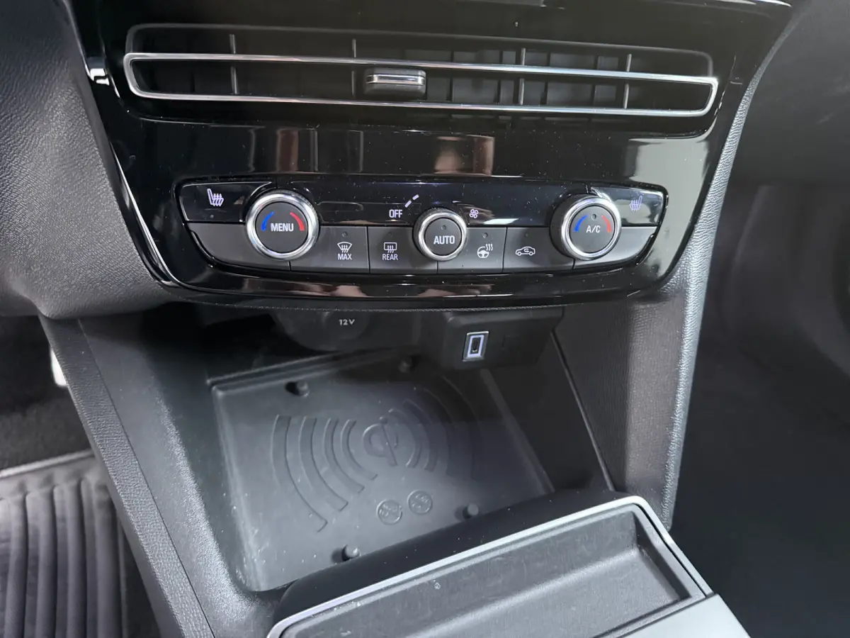 1.2 Turbo Hybrid GS / Alcantara / Navigatie / Camera / Parkeersensoren / Stuur -en Stoelverwarmd / Keyless / Carplay / 17'' LMV
