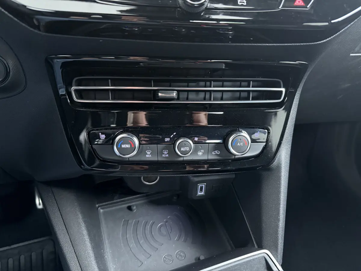 1.2 Turbo Hybrid GS / Alcantara / Navigatie / Camera / Parkeersensoren / Stuur -en Stoelverwarmd / Keyless / Carplay / 17'' LMV