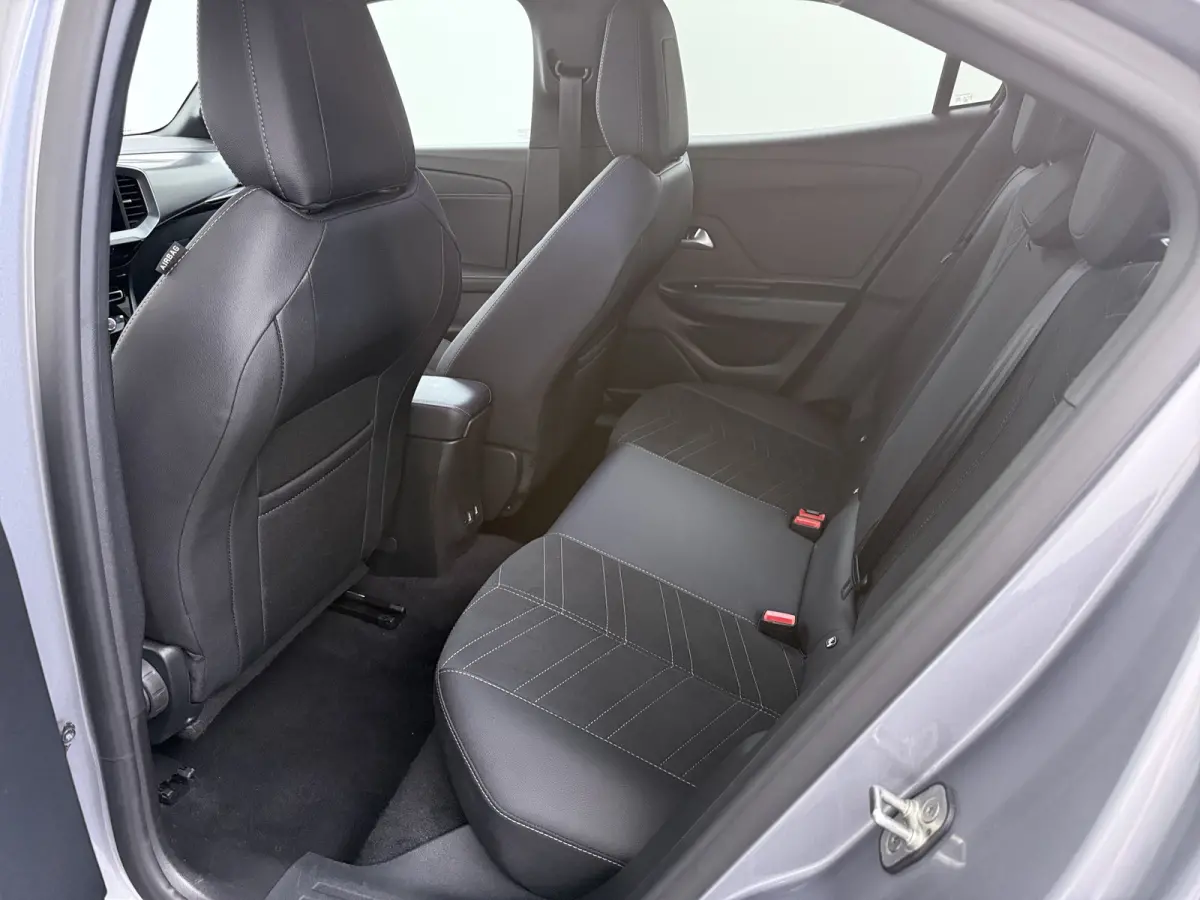 1.2 Turbo Hybrid GS / Alcantara / Navigatie / Camera / Parkeersensoren / Stuur -en Stoelverwarmd / Keyless / Carplay / 17'' LMV