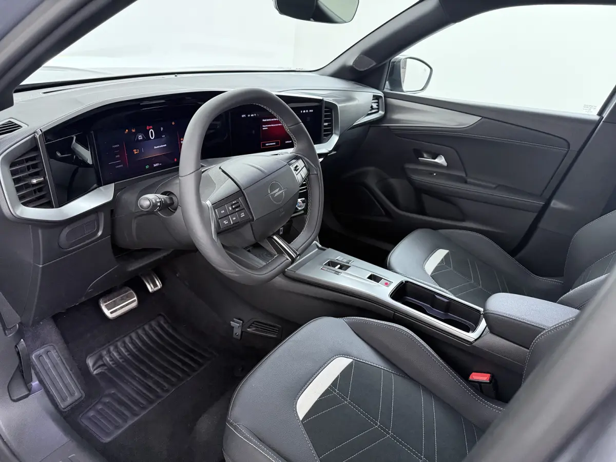 1.2 Turbo Hybrid GS / Alcantara / Navigatie / Camera / Parkeersensoren / Stuur -en Stoelverwarmd / Keyless / Carplay / 17'' LMV