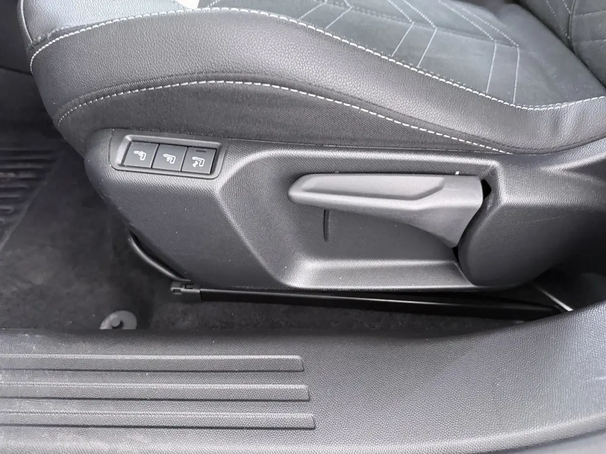 1.2 Turbo Hybrid GS / Alcantara / Navigatie / Camera / Parkeersensoren / Stuur -en Stoelverwarmd / Keyless / Carplay / 17'' LMV