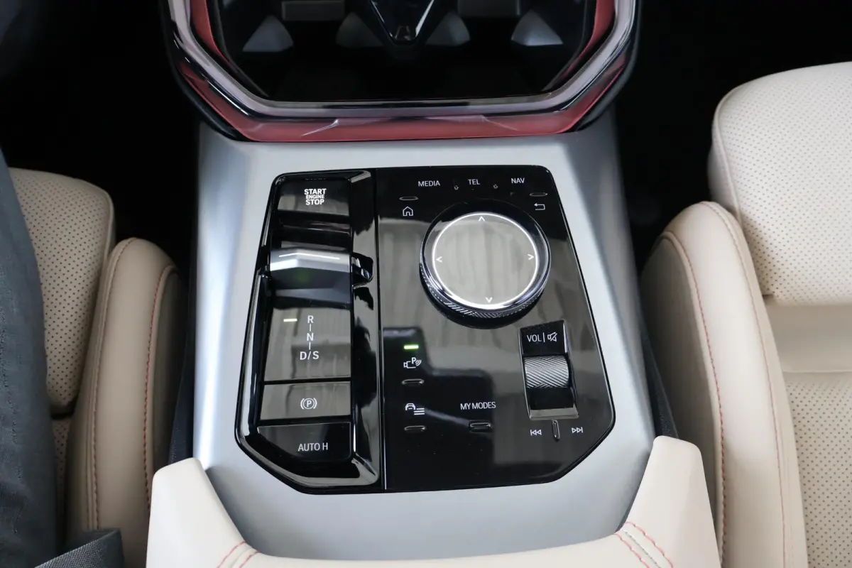 30e xDrive | SOH 100% | M Sport Pro | Harman Kardon | Trekhaak | Glazen Panoramadak | Driving Assistant Professional