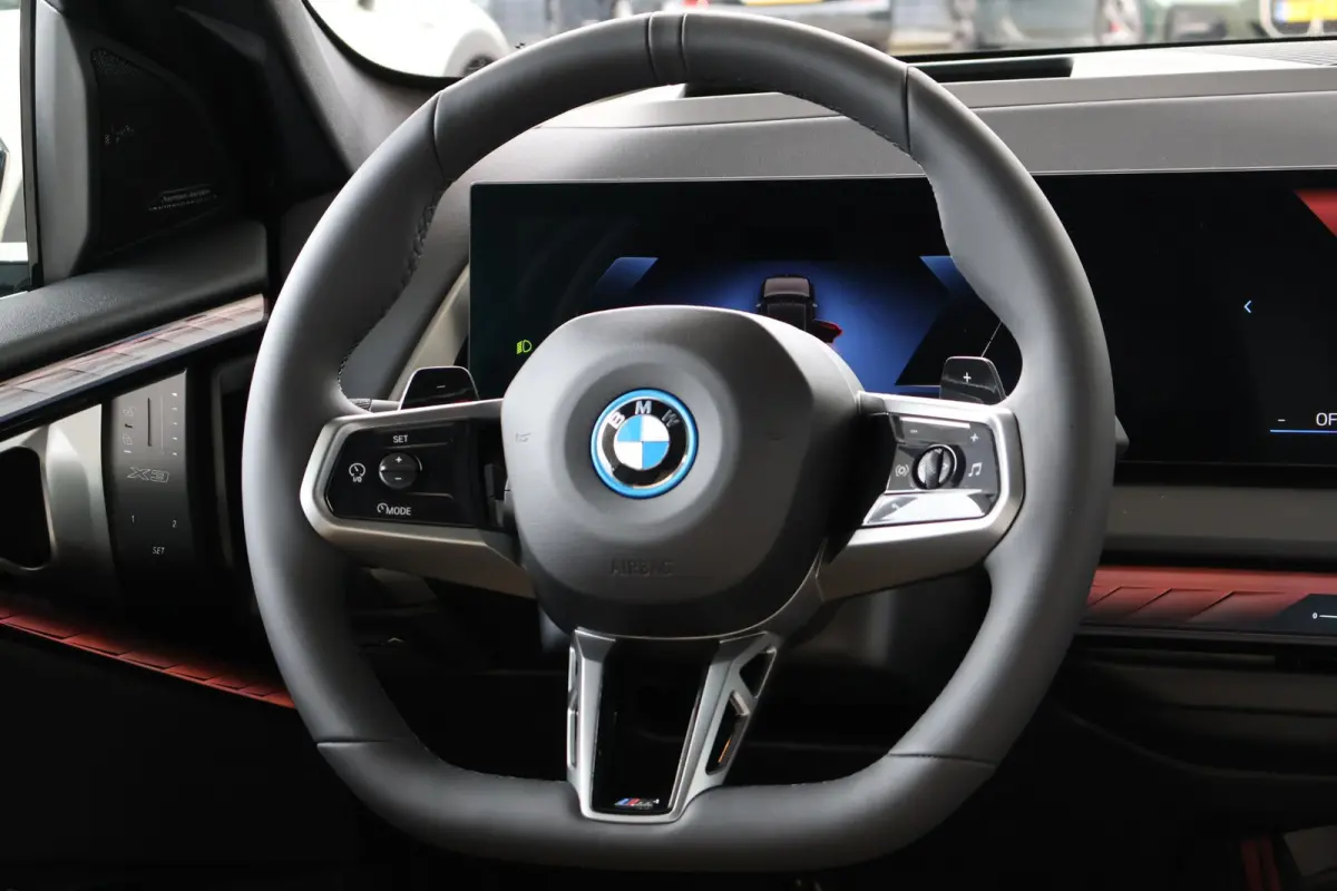 30e xDrive | SOH 100% | M Sport Pro | Harman Kardon | Trekhaak | Glazen Panoramadak | Driving Assistant Professional