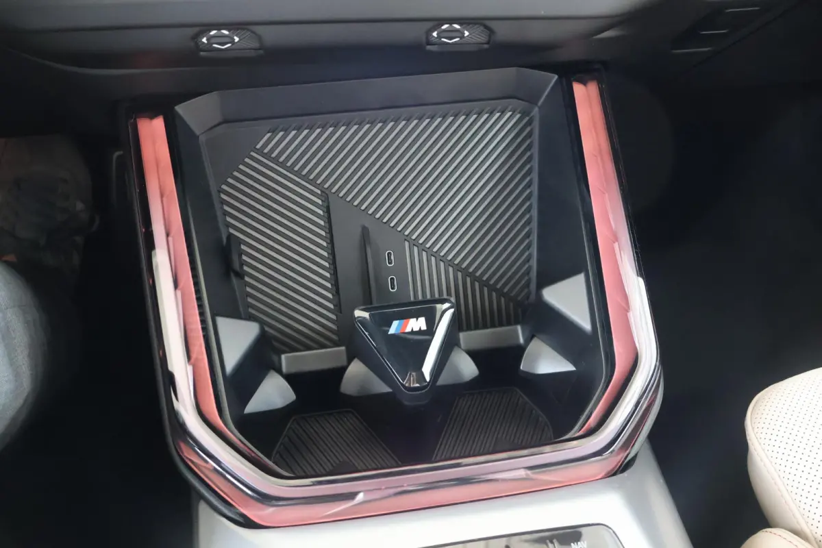 30e xDrive | SOH 100% | M Sport Pro | Harman Kardon | Trekhaak | Glazen Panoramadak | Driving Assistant Professional