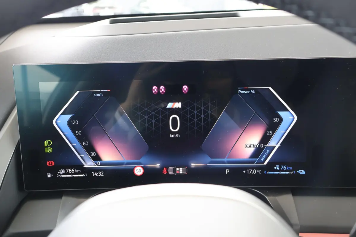 30e xDrive | SOH 100% | M Sport Pro | Harman Kardon | Trekhaak | Glazen Panoramadak | Driving Assistant Professional