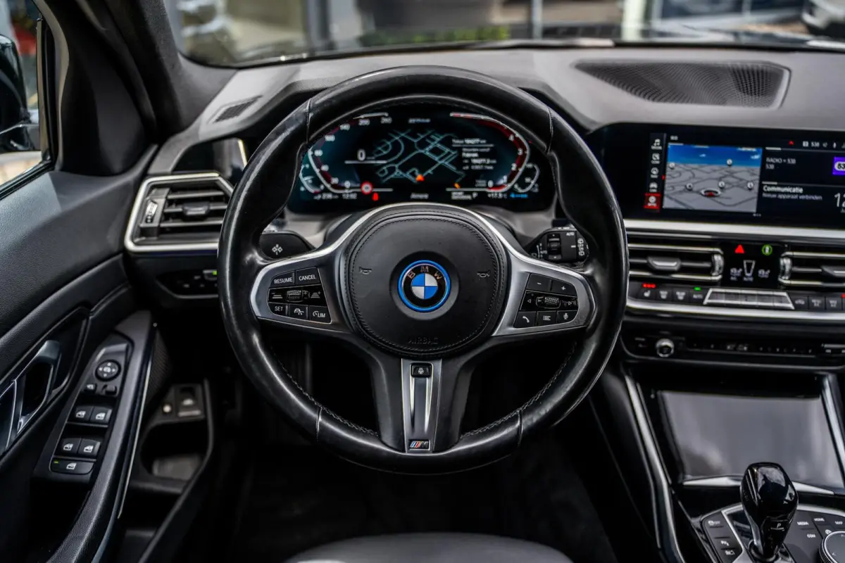 320e xDrive|PANO|SFEER|CAMERA|ACC|17''
