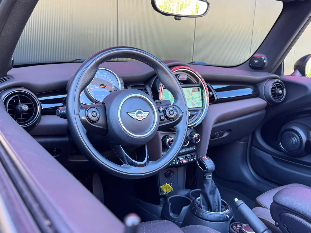 2.0 S Chili Serious Business | Harman/Kardon | LED | Stoel verwarming | Navigatie | | Audio installatie premium | Cruise control | Elektrisch bedienbare kap