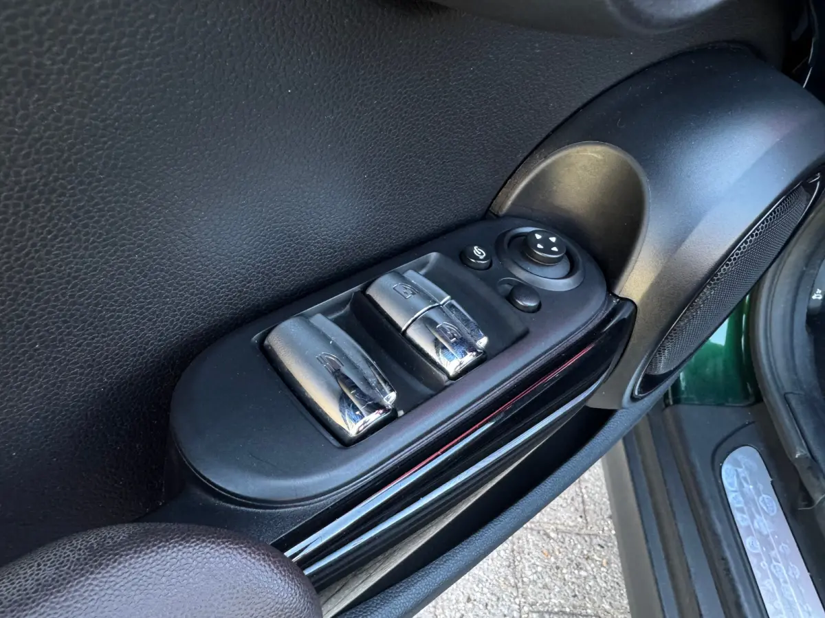 2.0 S Chili Serious Business | Harman/Kardon | LED | Stoel verwarming | Navigatie | | Audio installatie premium | Cruise control | Elektrisch bedienbare kap