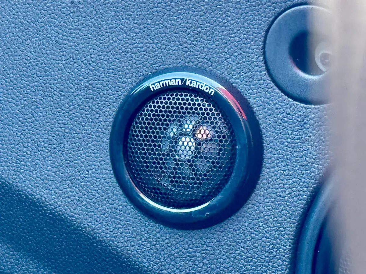 2.0 S Chili Serious Business | Harman/Kardon | LED | Stoel verwarming | Navigatie | | Audio installatie premium | Cruise control | Elektrisch bedienbare kap