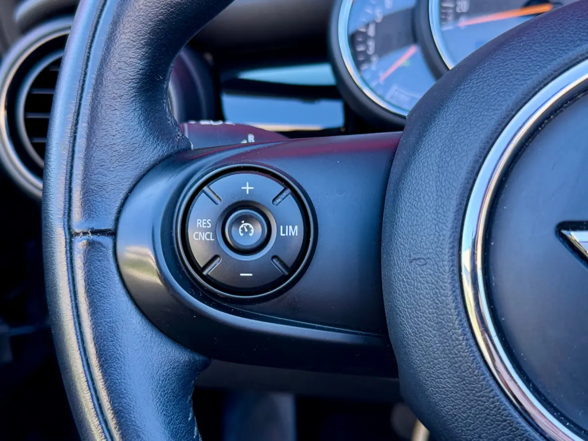 2.0 S Chili Serious Business | Harman/Kardon | LED | Stoel verwarming | Navigatie | | Audio installatie premium | Cruise control | Elektrisch bedienbare kap