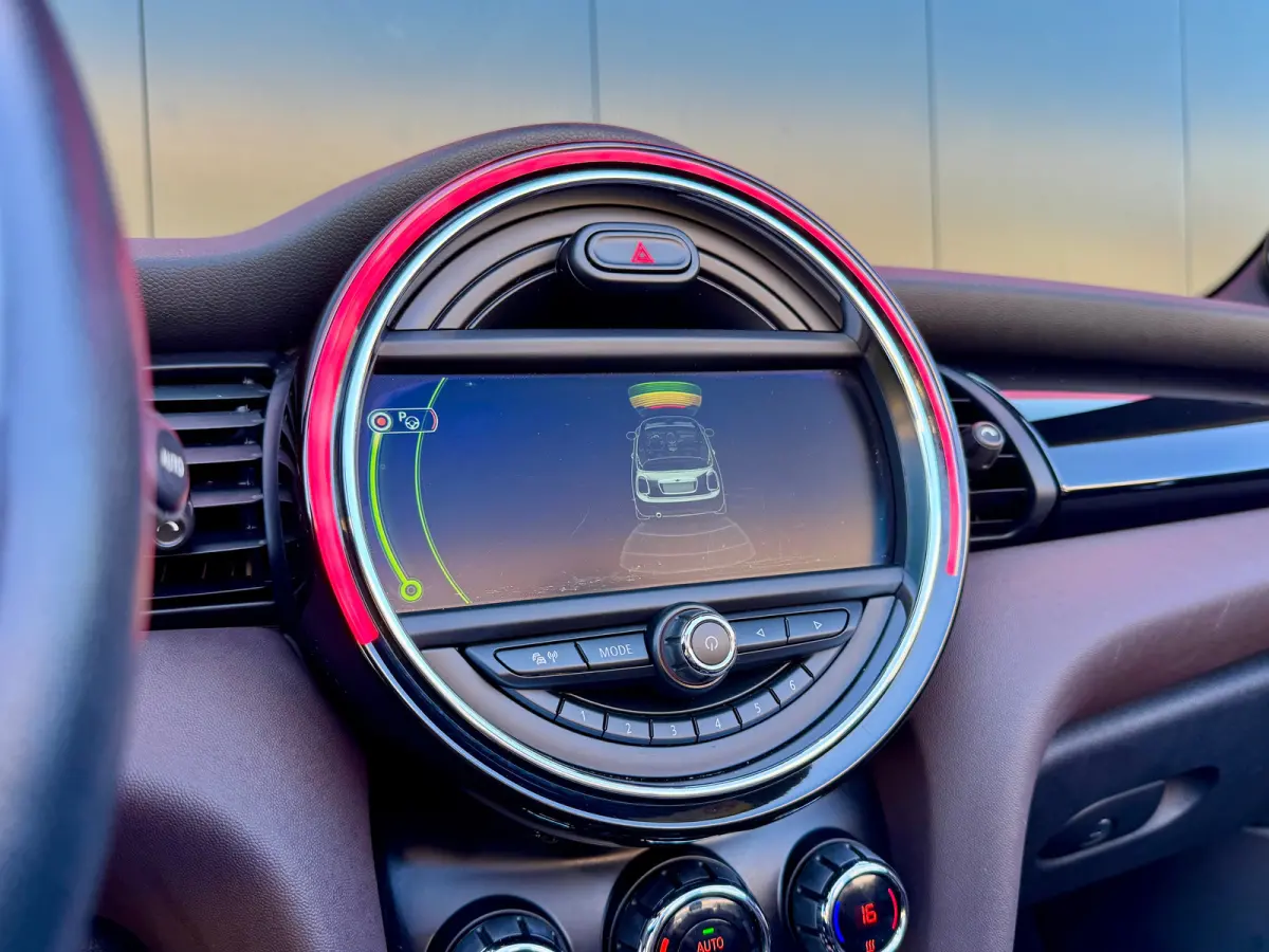 2.0 S Chili Serious Business | Harman/Kardon | LED | Stoel verwarming | Navigatie | | Audio installatie premium | Cruise control | Elektrisch bedienbare kap