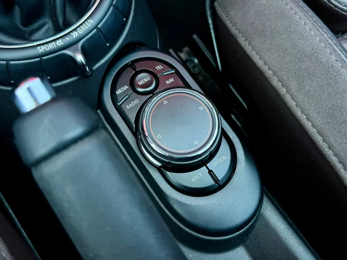 2.0 S Chili Serious Business | Harman/Kardon | LED | Stoel verwarming | Navigatie | | Audio installatie premium | Cruise control | Elektrisch bedienbare kap