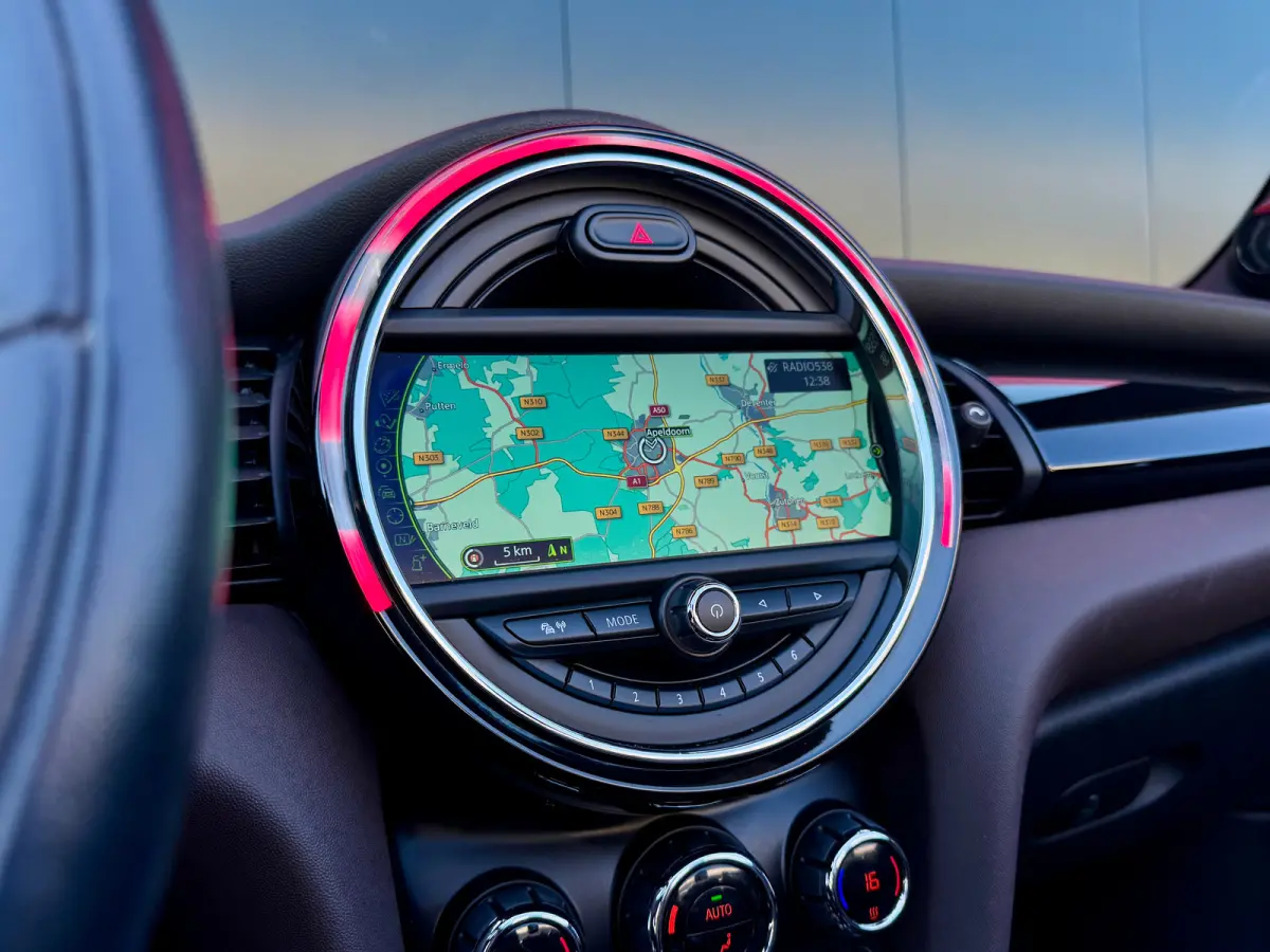 2.0 S Chili Serious Business | Harman/Kardon | LED | Stoel verwarming | Navigatie | | Audio installatie premium | Cruise control | Elektrisch bedienbare kap