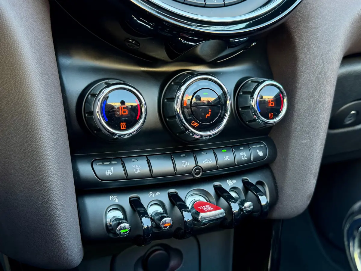 2.0 S Chili Serious Business | Harman/Kardon | LED | Stoel verwarming | Navigatie | | Audio installatie premium | Cruise control | Elektrisch bedienbare kap