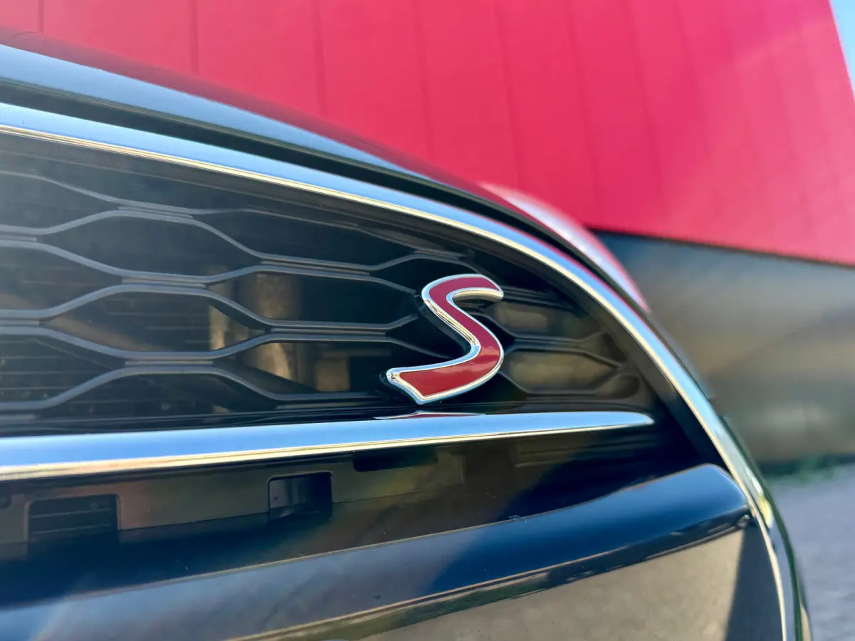 2.0 S Chili Serious Business | Harman/Kardon | LED | Stoel verwarming | Navigatie | | Audio installatie premium | Cruise control | Elektrisch bedienbare kap