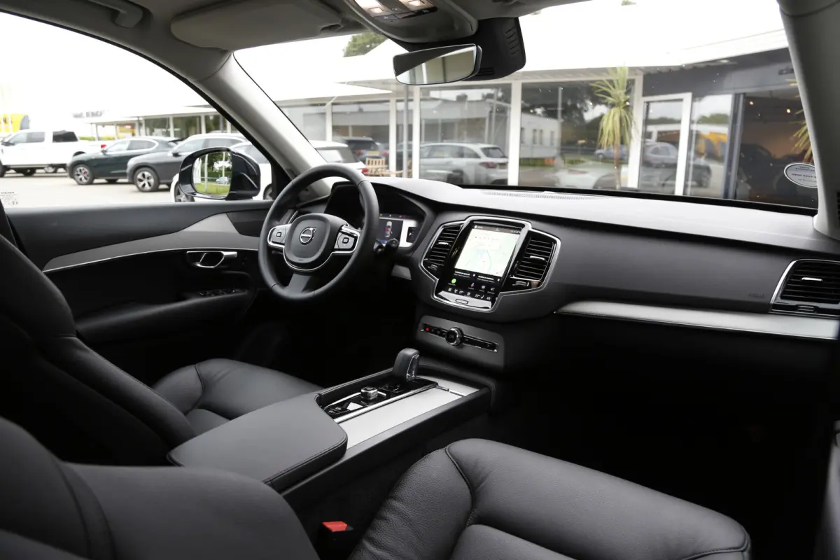 2.0 T8 Recharge AWD Core Bright Longe Range*Perfect Volvo Onderh.*Pilot ass./ACC/Elek. Trekhaak/Leder/Stoelverw.V+A/Stuurverw./Apple Carplay-Android/H&K/Dodehoek/Full LED/Camera/Parkeersens.