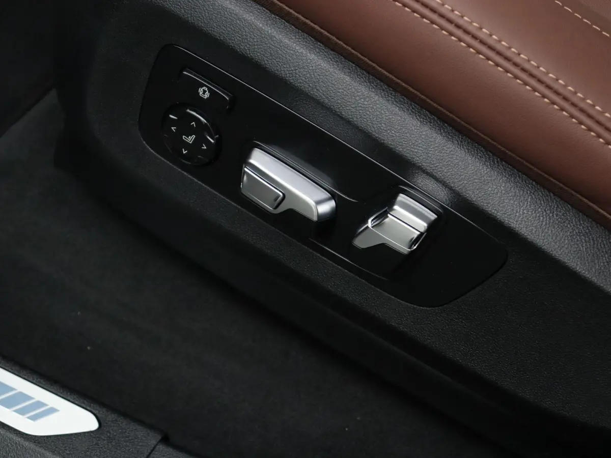 xDrive50e M Sportpakket Pro | Travel Pack | Innovation Pack | Comfort Plus Pack | Exclusive Pack | Soft Close | Trekhaak | Panoramadak | Comfortstoelen | Driving Assistant Professional | Har