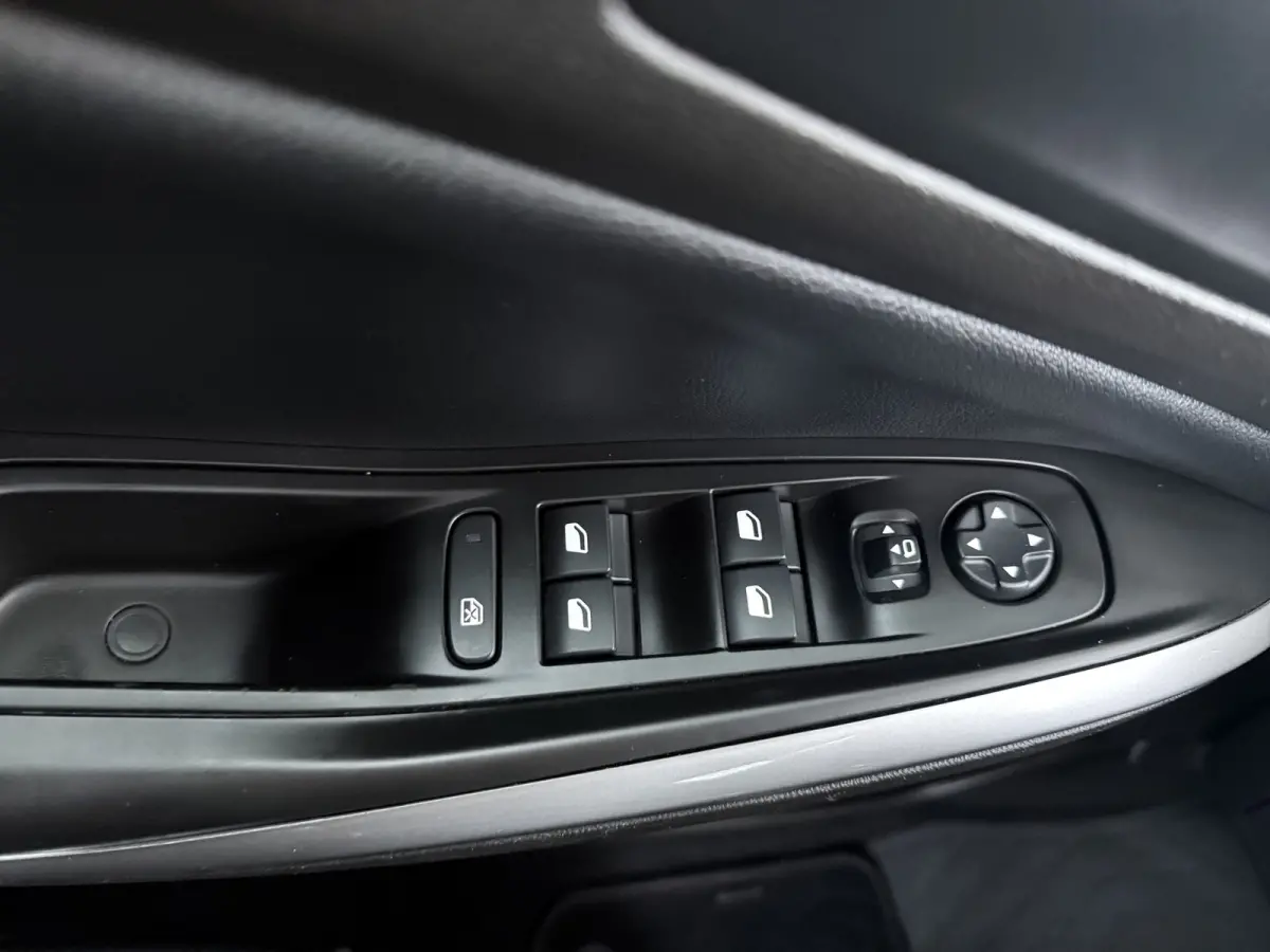 1.6 Turbo Plug-In Hybrid Level 4 / Navigatie / Camera / Parkeersensoren / Carplay / Dodehoek / LED / 18'' LMV