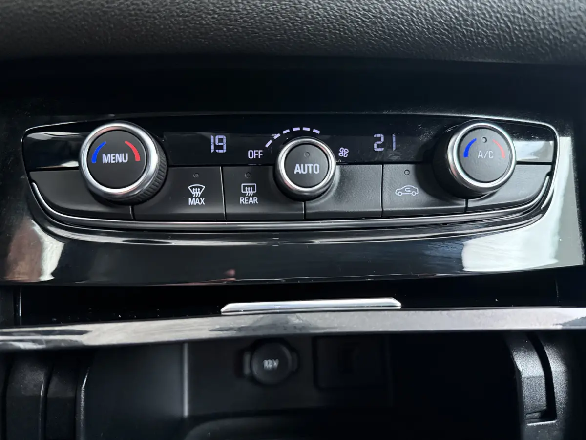 1.6 Turbo Plug-In Hybrid Level 4 / Navigatie / Camera / Parkeersensoren / Carplay / Dodehoek / LED / 18'' LMV