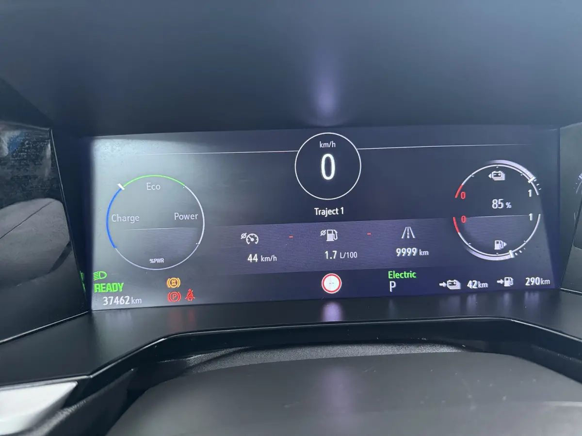 1.6 Turbo Plug-In Hybrid Level 4 / Navigatie / Camera / Parkeersensoren / Carplay / Dodehoek / LED / 18'' LMV