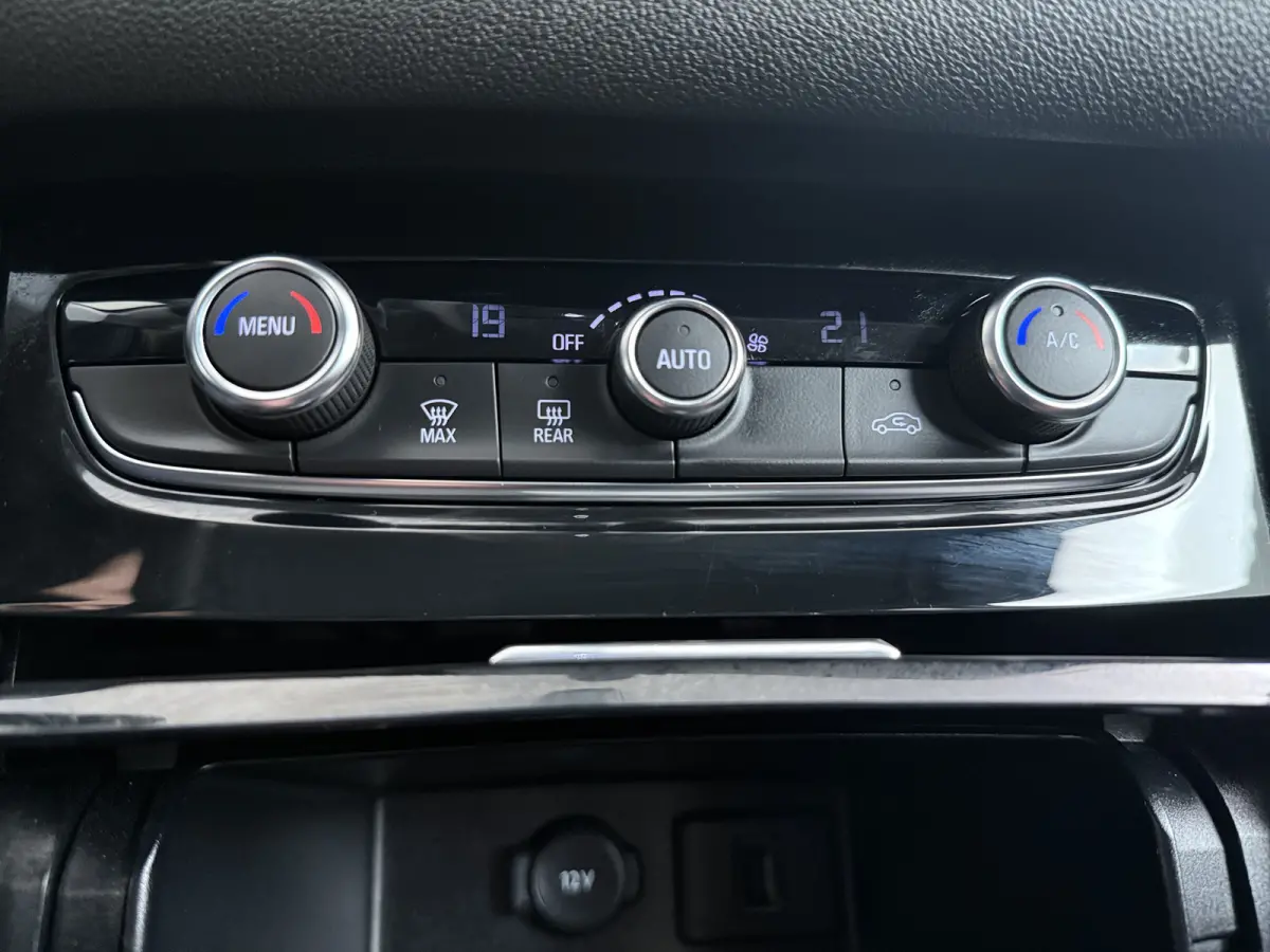 1.6 Turbo Plug-In Hybrid Level 4 / Navigatie / Camera / Parkeersensoren / Carplay / Dodehoek / LED / 18'' LMV