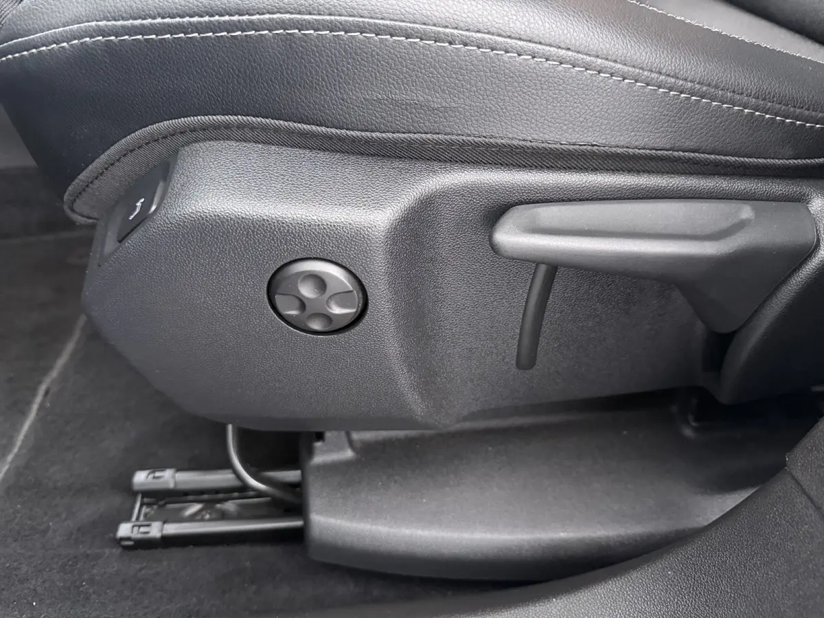 1.6 Turbo Plug-In Hybrid Level 4 / Navigatie / Camera / Parkeersensoren / Carplay / Dodehoek / LED / 18'' LMV