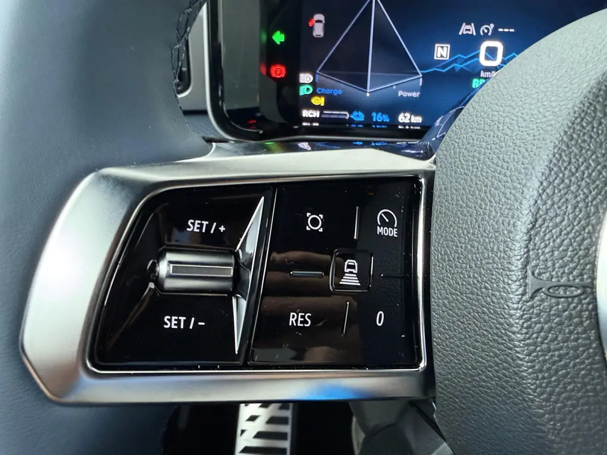 GT Premium | Pack Driving | Blind spot warning & intervention | Franse vlag op C-stijl |