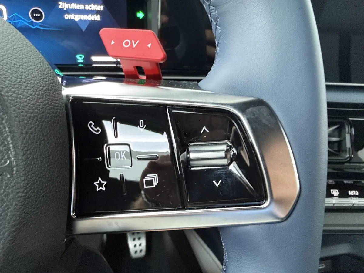 GT Premium | Pack Driving | Blind spot warning & intervention | Franse vlag op C-stijl |