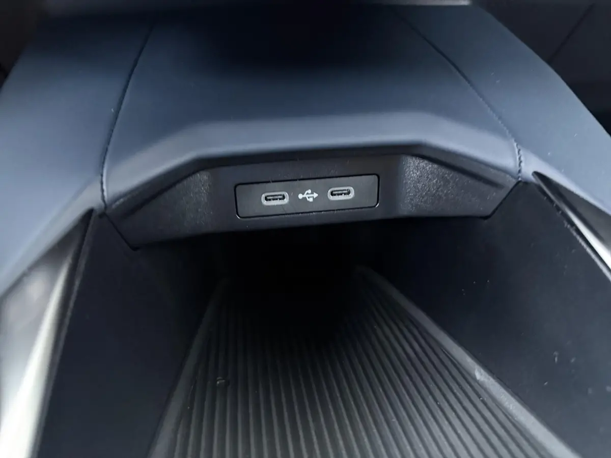 GT Premium | Pack Driving | Blind spot warning & intervention | Franse vlag op C-stijl |