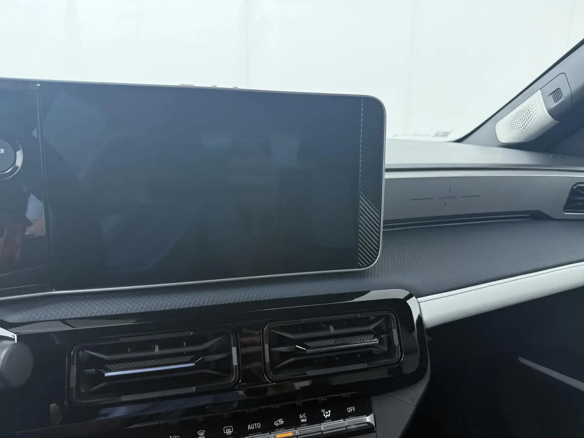 GT Premium | Pack Driving | Blind spot warning & intervention | Franse vlag op C-stijl |
